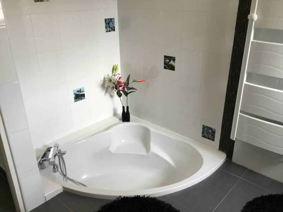 Baignoire d’angle enterrée