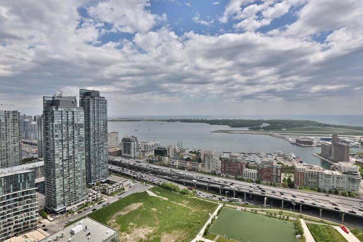 Luxurious Subpenthouse 1300 SQFT with Lake Views gallery image 2