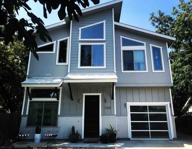 2/1.5 a mile from Downtown!