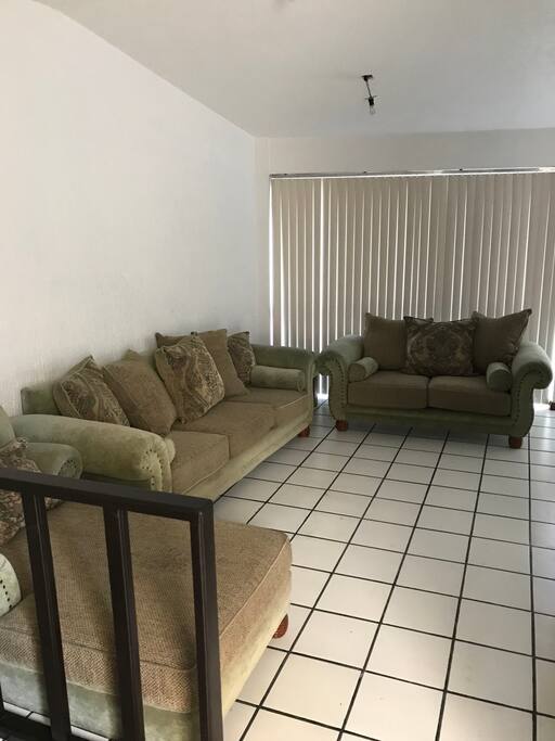 Sala amplia y cómoda para estar. Está justo en la entrada, tiene un gran ventanal, con vista arbolada, bien iluminada, y cuenta con un medio baño.
