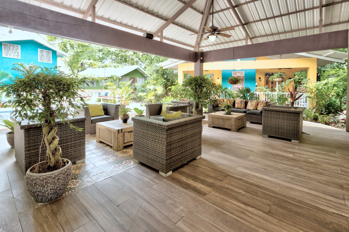 Chiquita Escondida, beachfront—barefoot luxury. — 5 bedroom vacation rental in Playa Chiquita