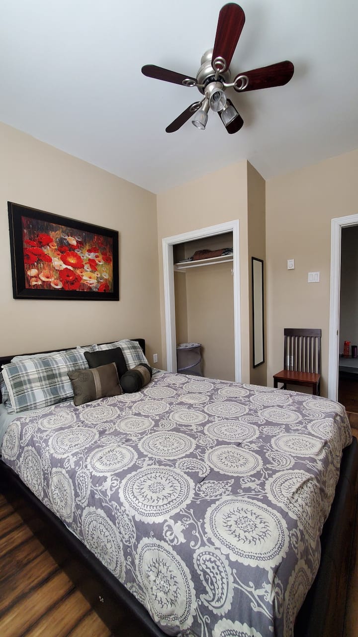 Მეორე საძინებელი ქაფის მატრასით, დამატებითი ბალიშებით, ლამპით, ბიუროთა და კარადით.