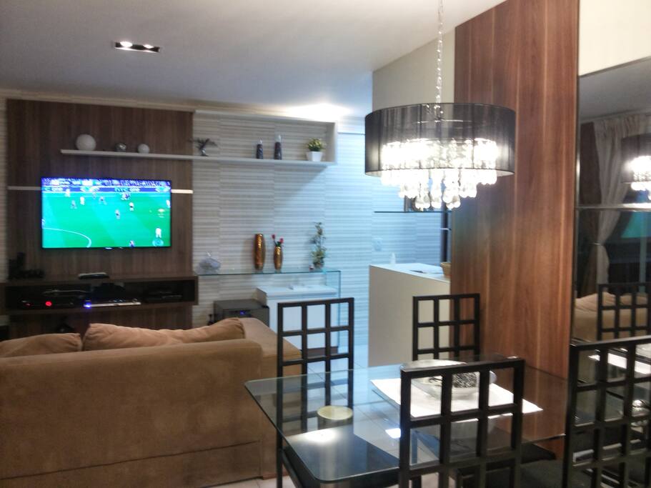 Sala jantar e sala estar de estar com TV de led, Wi-fi e SKY com canais de: esporte, filmes, documentários e etc.