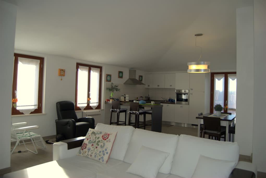 Soggiorno ed angolo cucina