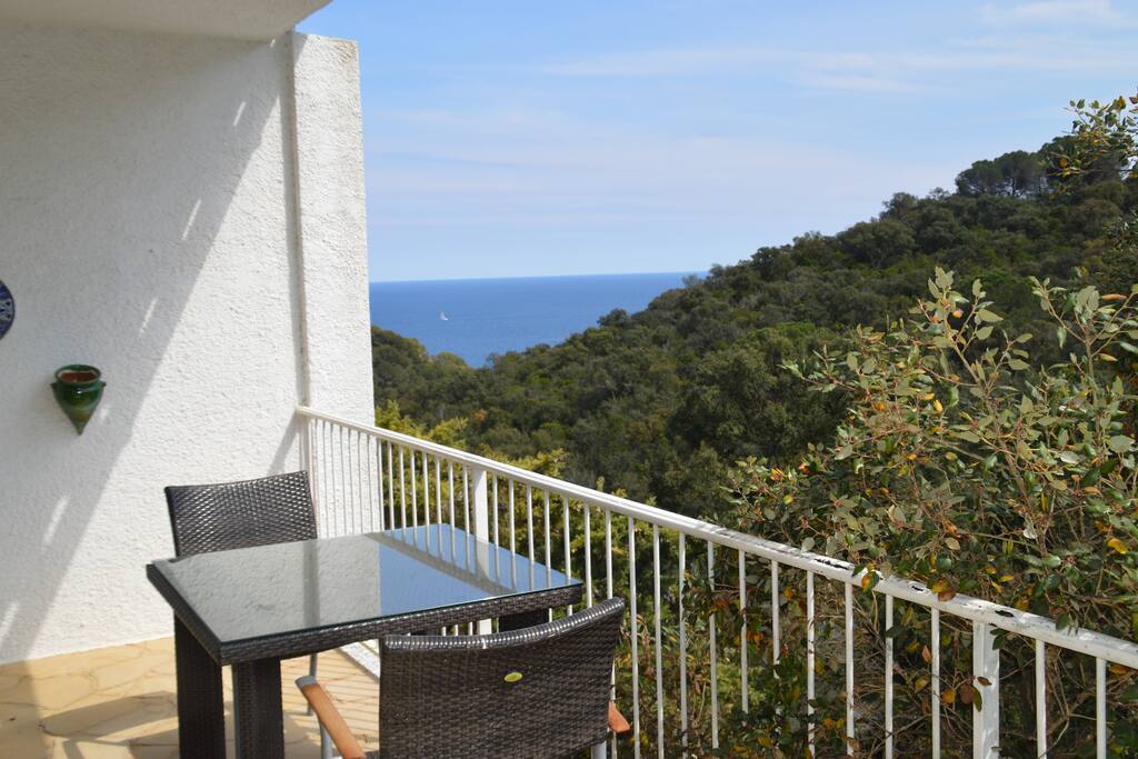 großer Balkon mit Meeresblick