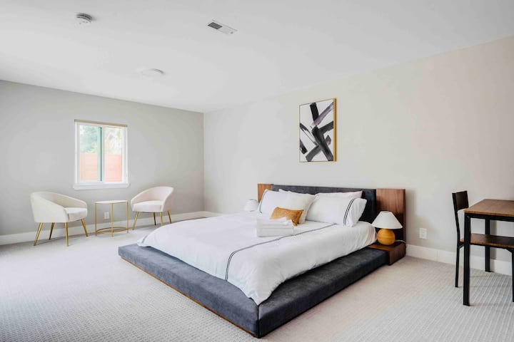 Prostrani, ModErn i LuxuRy Master BedRoom + Cal bračni krevet s madracem od pjene 

(Imajte na umu da u svakoj prostoriji imamo dodatne tepihe kako bismo spriječili originalne tepihe)