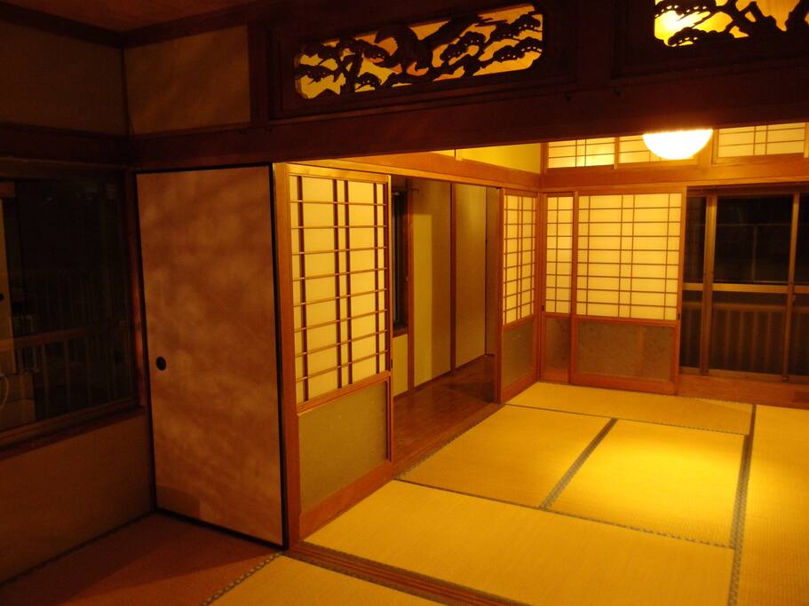 夜になると照明が美しいです