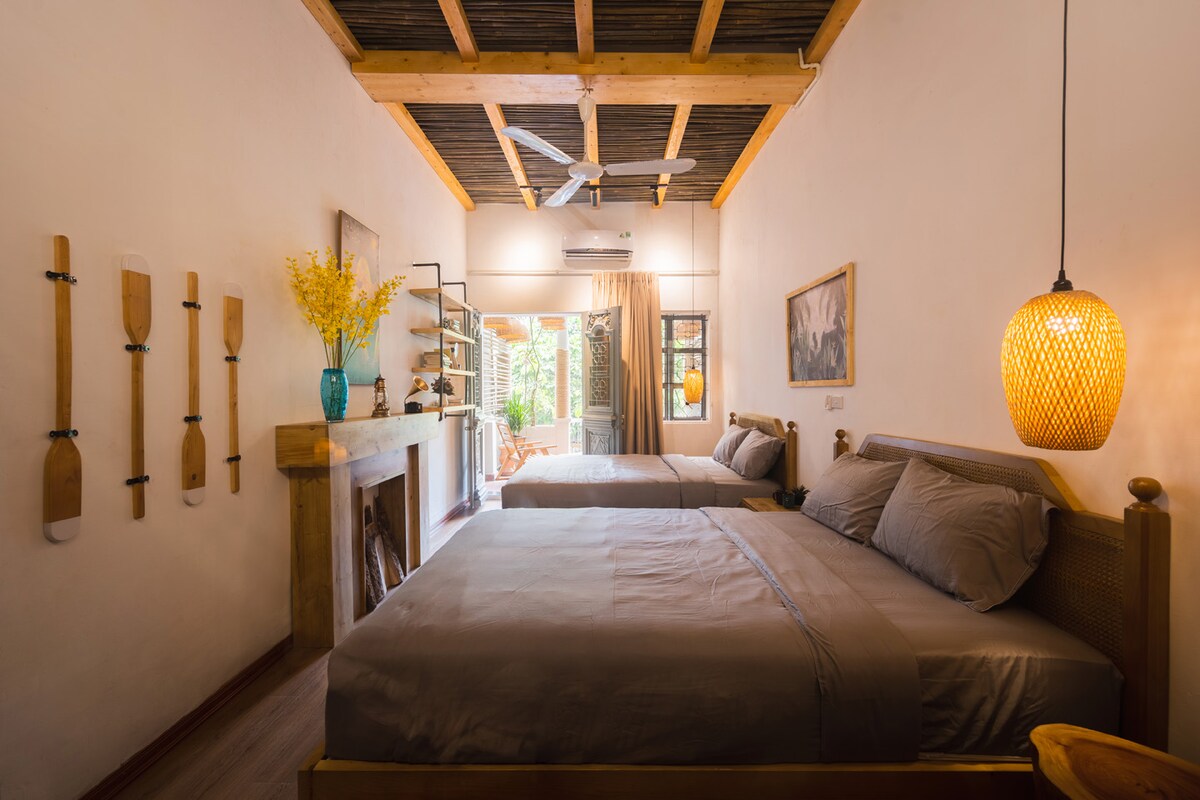 Una habitación doble tranquila e iluminada 