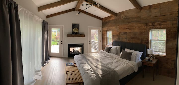 ห้องสวีทหลักพร้อมเตียงคิงไซส์เตาผิงแก๊สตู้เย็นขนาดเล็กเครื่องชงกาแฟเอสเปรสโซและดาดฟ้าเดินเล่นส่วนตัว