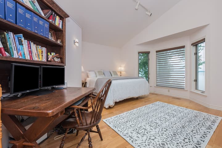 แสดงโต๊ะในห้องนอนใหญ่