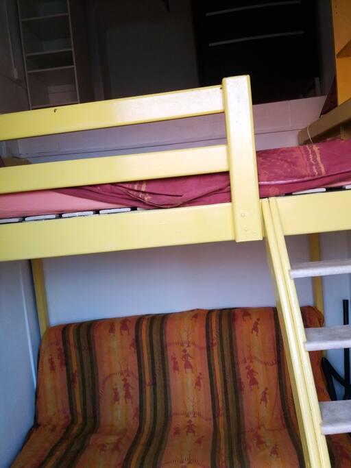 La chambre avec son clic-clac, son lit-double mezzanine et son dressing à l'étage