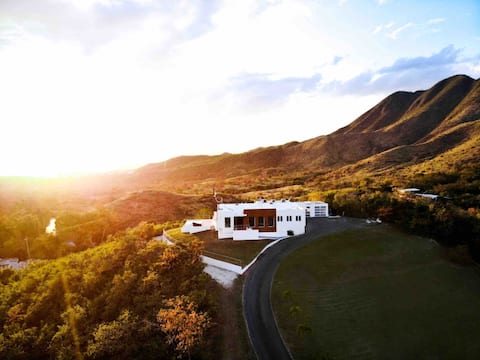 Pool+ Sea and Mountain Views + Wi-Fi + Modern