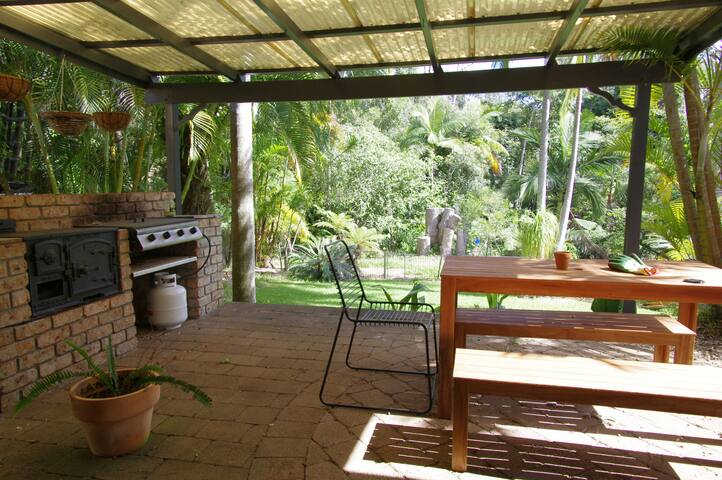 Rainforest backdrop in great location