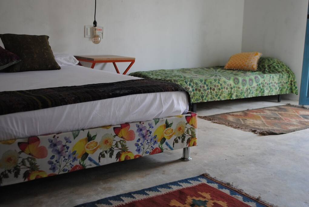 En cada una de nuestra habitaciones se pueden hospedar hasta 3 personas, 2 en una cama doble y 1 en cama sencilla.