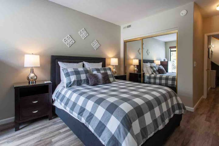 בחדר השינה של האורחים יש ארון מרווח בגודל מלא, שידה עומדת ושתי שידות לאחסון.