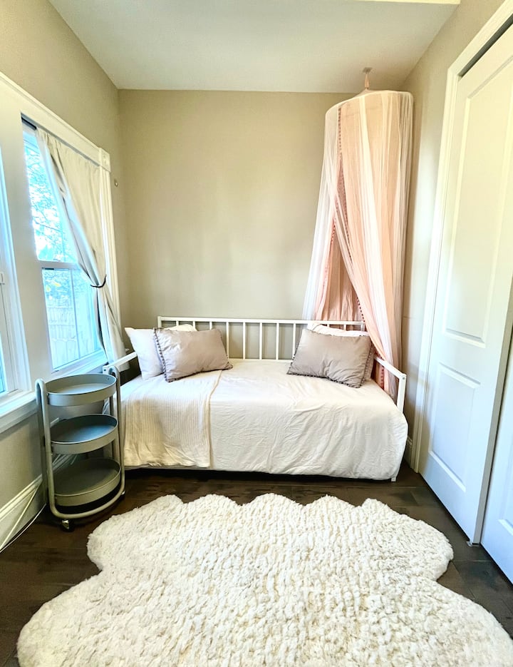 La deuxième chambre a un lit gigogne avec deux matelas jumeaux, plus un meuble-lavabo pour profiter de la lumière naturelle!