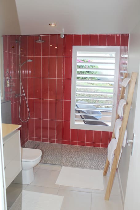 Dans la cabine de douche: galets et persiennes