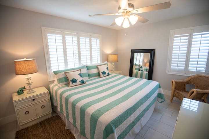 ห้องนอนริมชายหาด #2 ยังมีเตียงขนาดคิงไซส์และทีวี 