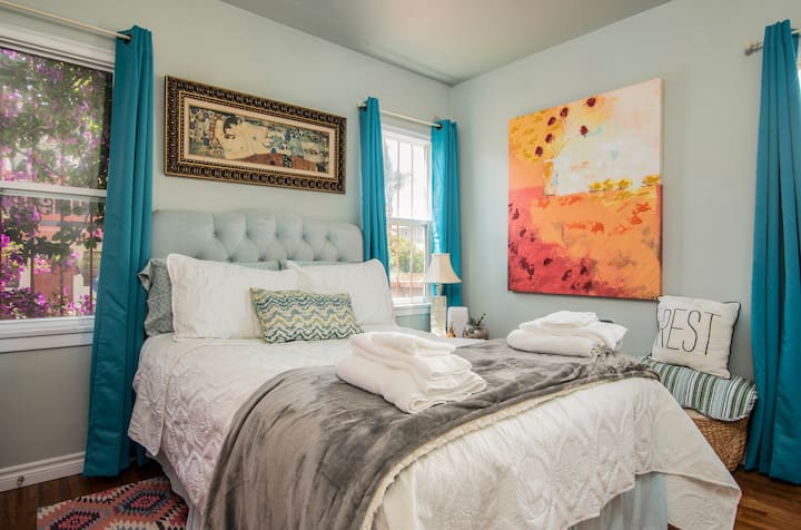 בחדר השינה השני עם מיטה בגודל מלא יש הרבה אור טבעי ווילונות כהים לבקרים האלה שרוצים לישון עד מאוחר. 