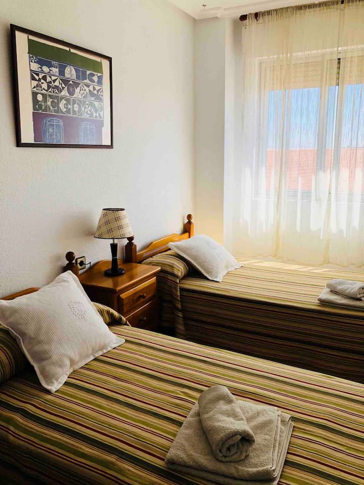 Двокреветна спална соба „Гулаб“ со два кревета од 90 см