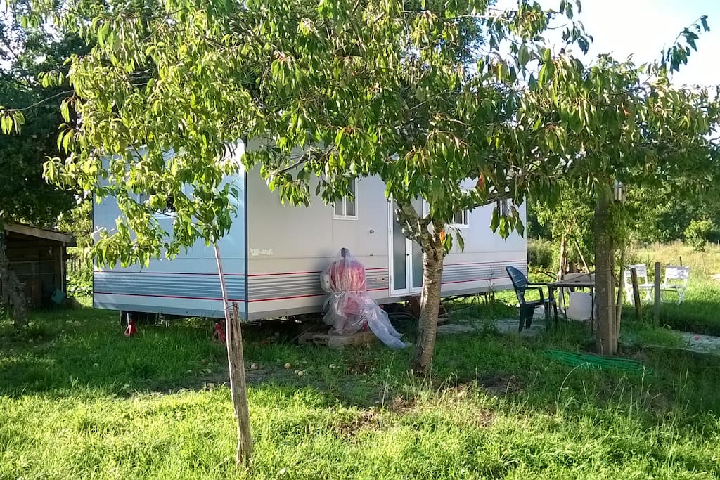 entouré d'un petit jardin