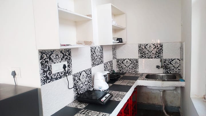 Studio2 Pvtentrn Kitchn Balcny Noidasec18metro650m - Noida