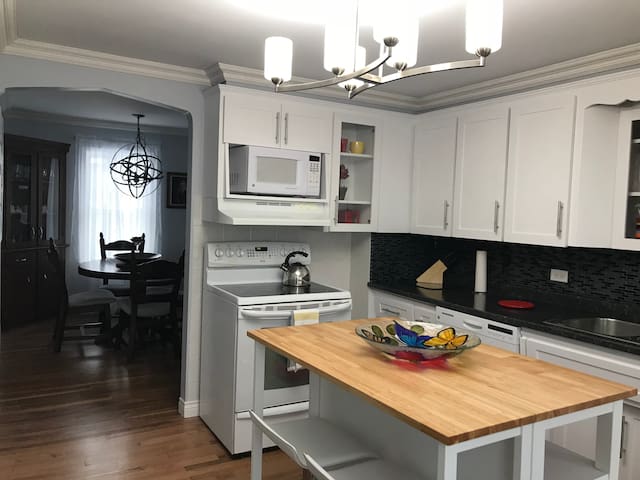 Cozy Home in Summerside
Two min walk to the beach!