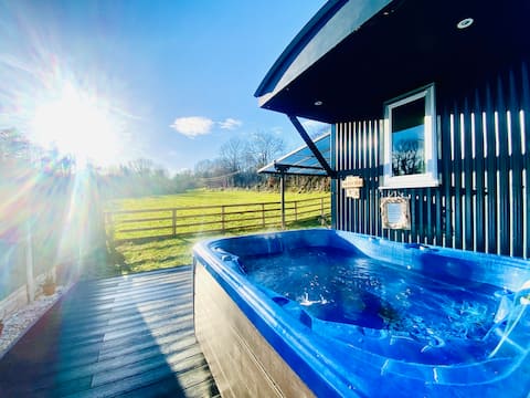 Luxury Shepherd’s Hut with Hot Tub & Private Land