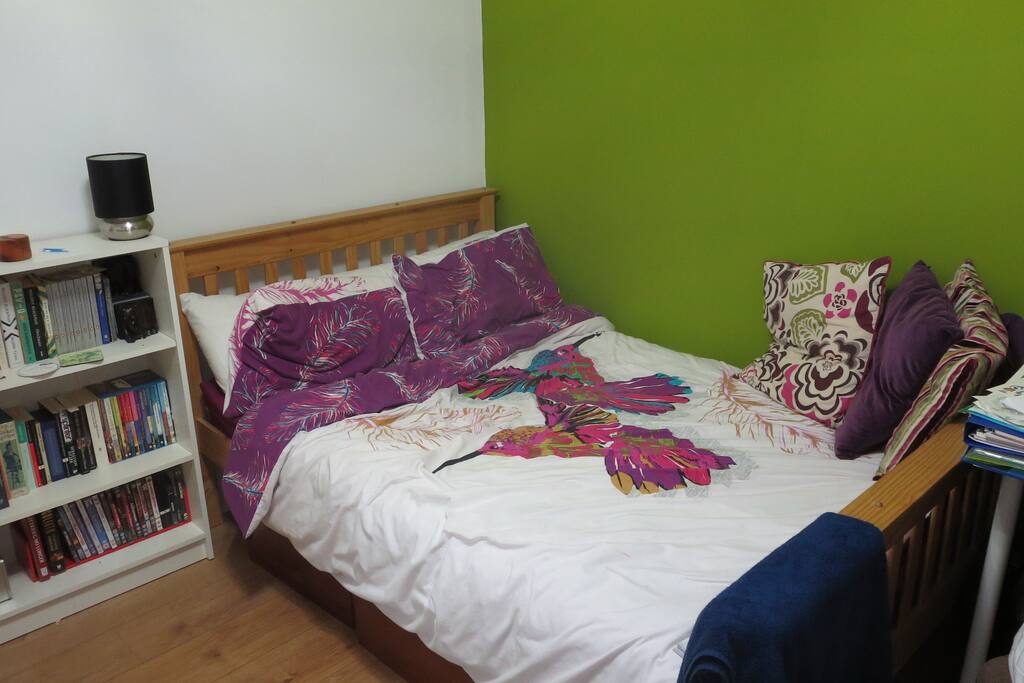 Spacious single bedroom with 4ft bed