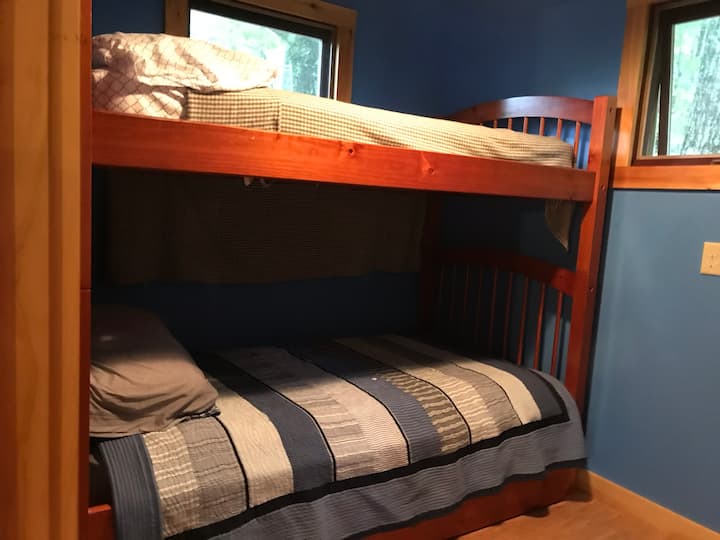 带双层床的卧室，下铺下方有一个拉出式床