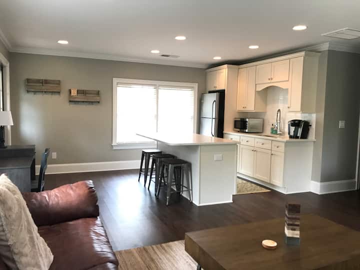 Airy Wesley Heights 2B.Walk to stadium & ballpark!