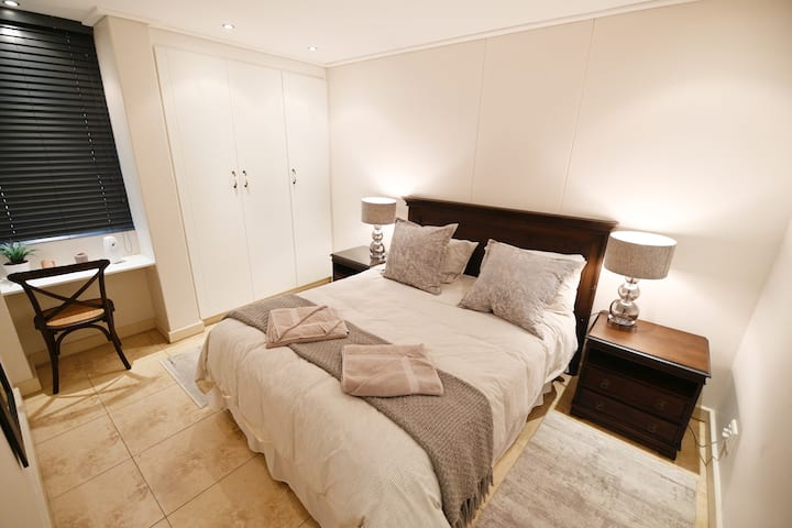 Dhoma e gjumit e vizitorëve (e dyta)  me krevat dopio "queen", dekor elegant dhe shtroja dhe çarçafë super të rehatshëm.