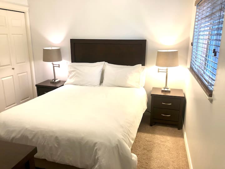 חדר שינה ראשי עם מיטת קווין סייז, כולל שמיכת פוך חדשה, ארון בגודל מלא, ארון בגדים וטלוויזיה נוספת.