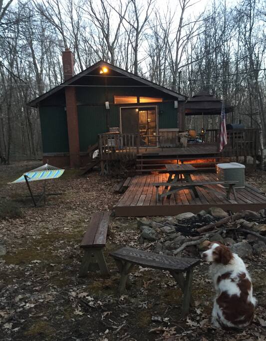 Mountain house getaway! In Beltzville lake estates with 11 acre lake for inflatable tubes/boats and private beach for sunbathing. 5-10 minutes from Beltzville state park with boating (boat ramp), fishing, large beach. 20-30 min. to Blue Mountain ski resort. 5 miles to Penns Peak. Tons of decking, outdoor music and large Bonfire pit to enjoy on a warm or chilly night. Marshmallows or s’mores?! Hammock to relax with a book or nap during the day!