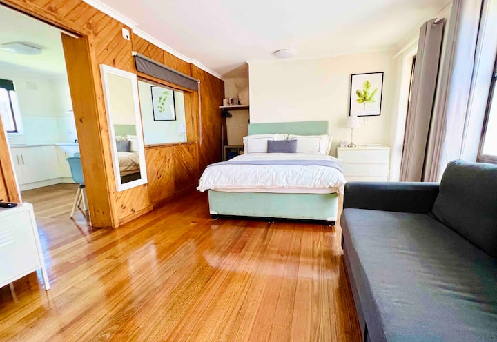 Hoppers Crossing Station 1br Self-contained Flat - Werribee