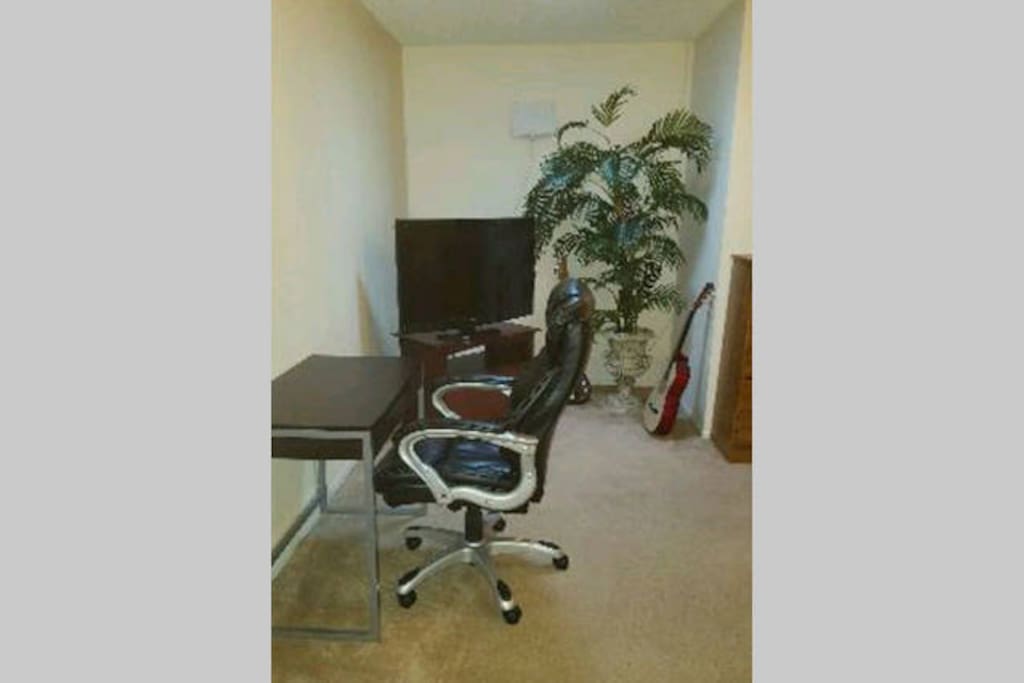 Desk/table, leather chair, 40" HDTV