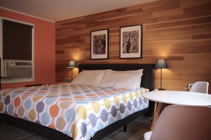 1950's mid century Motel #2 KING bed FREE BIKES!