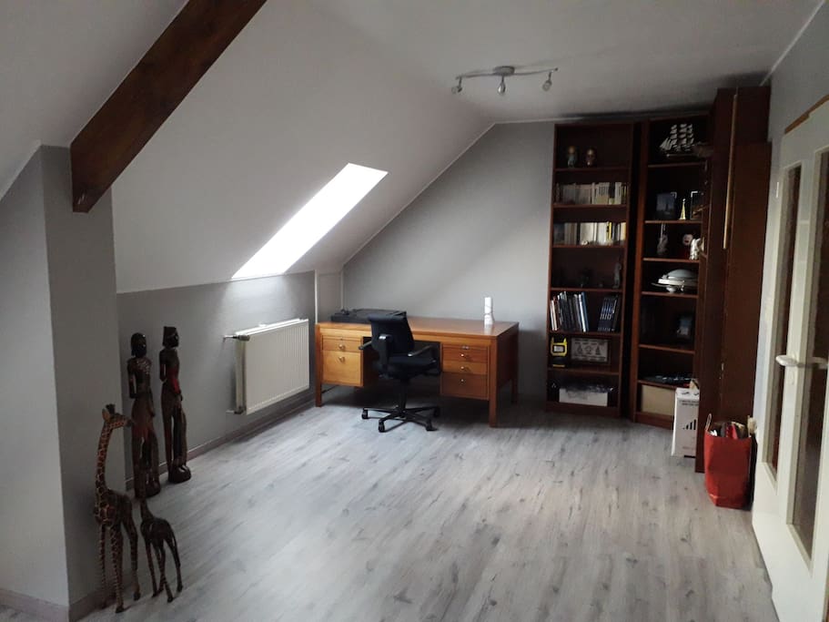 private leaving room + desk