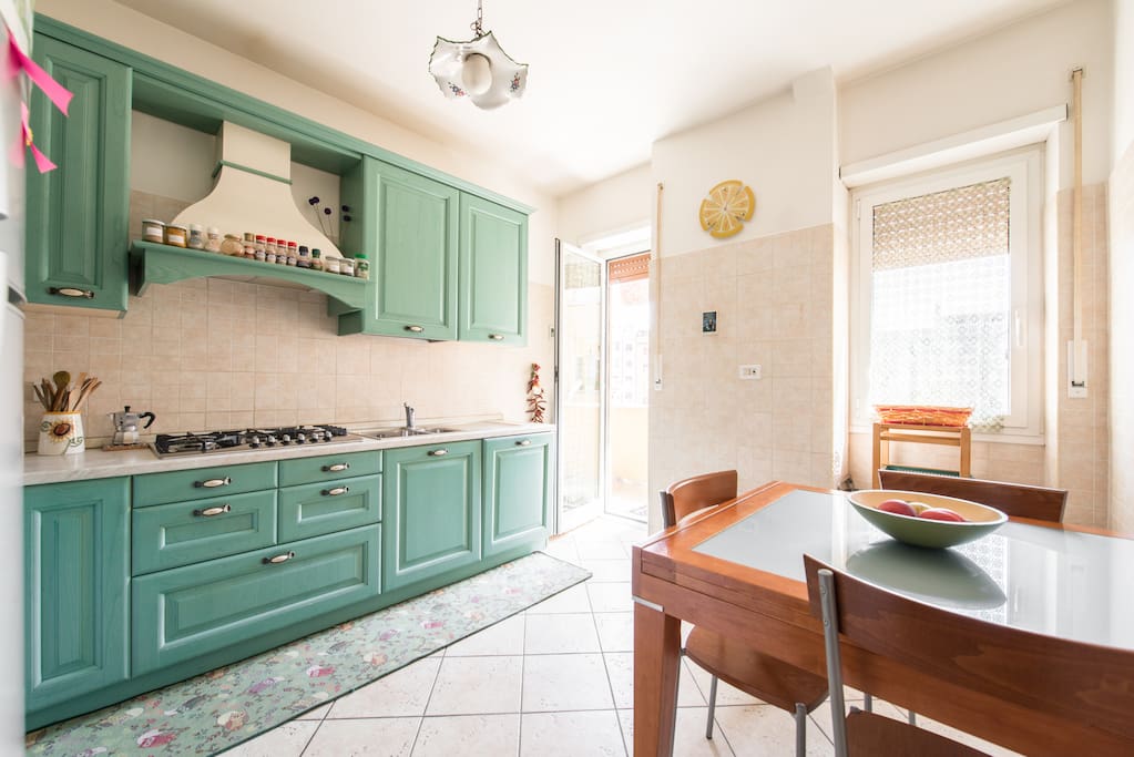 CUCINA con frigo / forno / macchina caffè / centrifuga / balcone / tavolo con 4 sedie