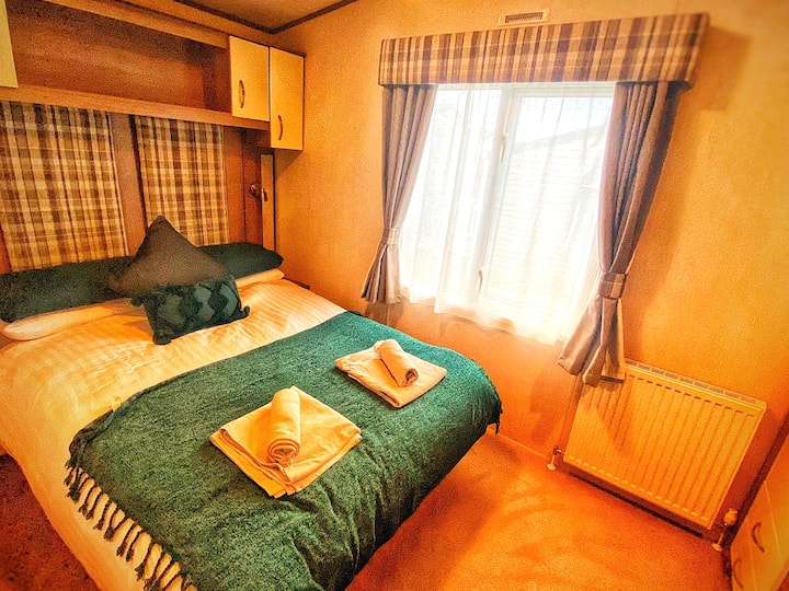 Chambre double de bonne taille avec rangement utile sous le lit, 2 armoires doubles, tiroirs et salle de bain attenante - literie fraîche avec séjour