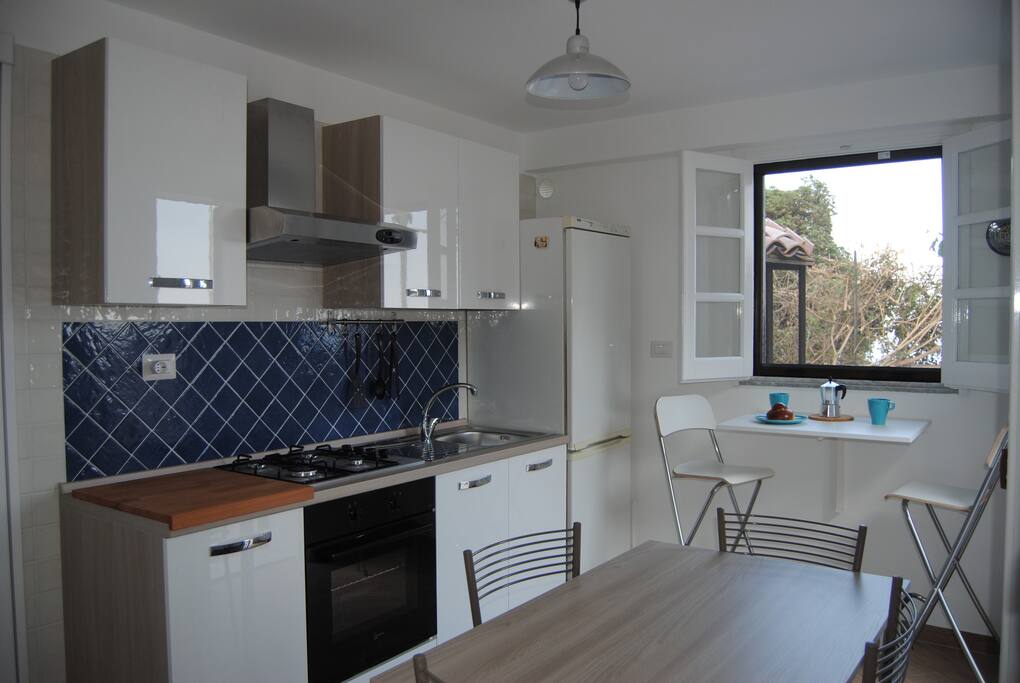 cucina con angolo soggiorno