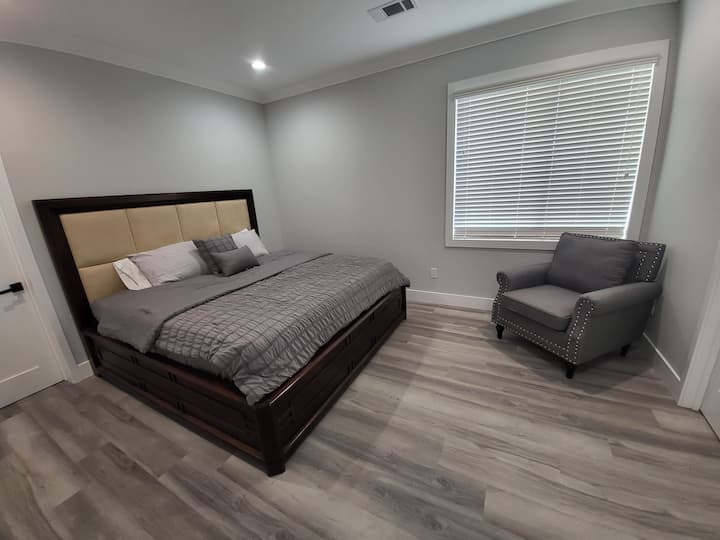 Habitación principal con baño privado y 1 cama tamaño king.