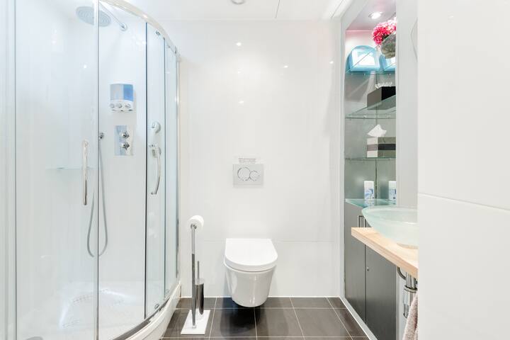 Chic Luxury, Private Garden Square, Air Con & Extras gallery image 5