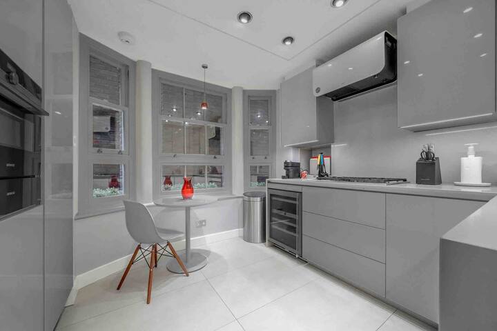 J-Mr Selfridg gallery image 4