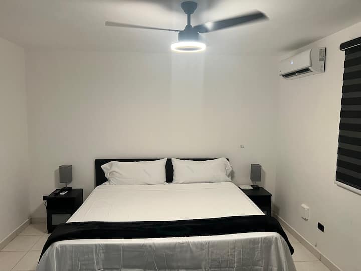 เตียงคิงไซส์พร้อมที่นอนเมมโมรี่โฟมท็อปเปอร์ที่นอน 