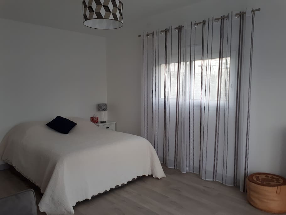 Chambre calme et lumineuse