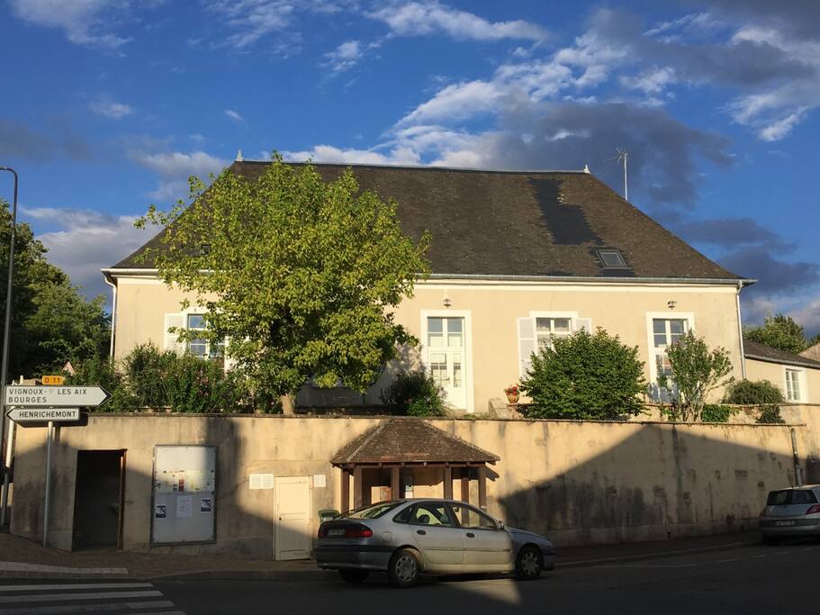 Le Presbytère vu côté angle rue de la Liberté et route de Bourges