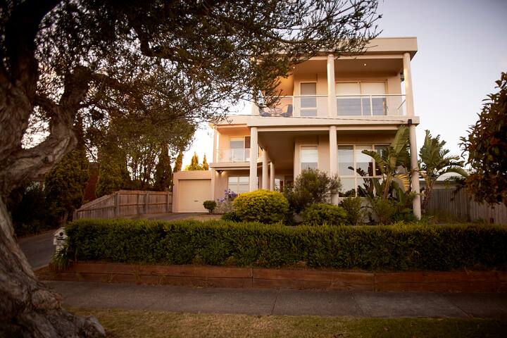 MAGNIFICENT BEACH VIEWS with JACCUZZI gallery image 2