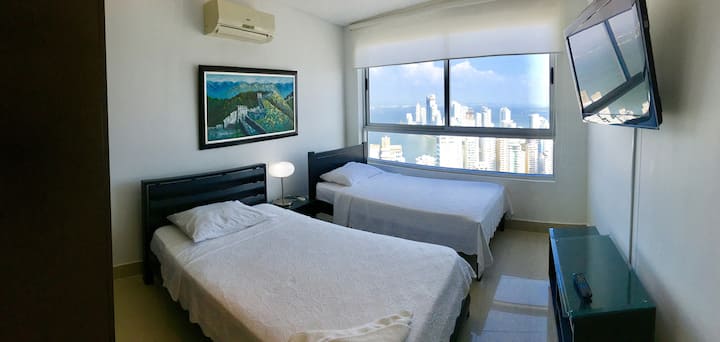 ดูห้อง 1 พร้อมเตียง 2 เตียงวิวเมืองทีวี HD Wi-Fi และห้องน้ำส่วนตัว