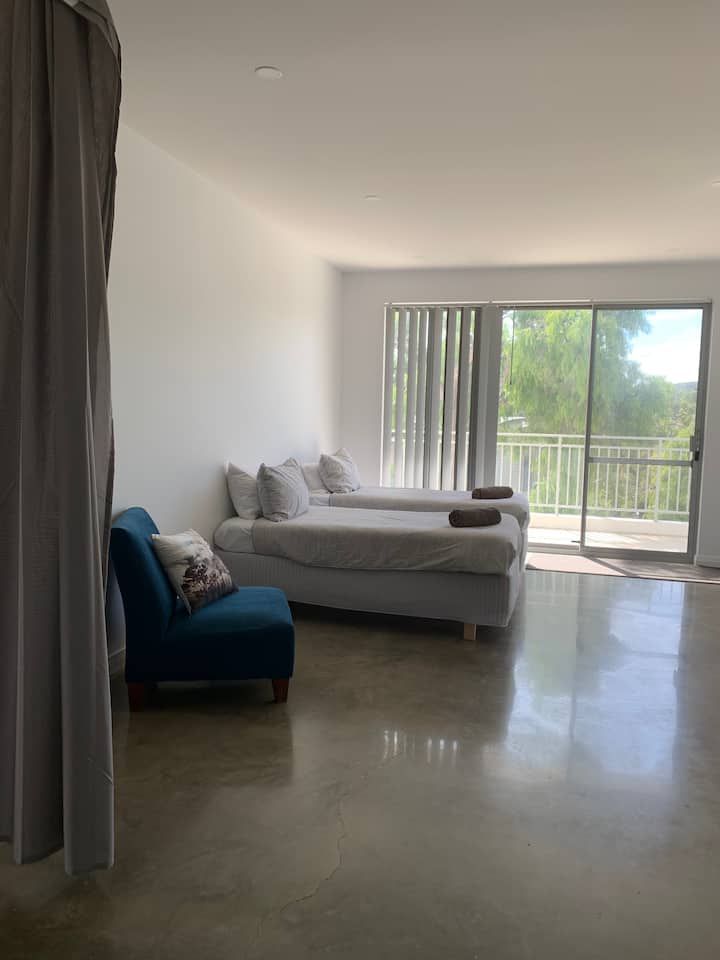 Obývacia izba na prízemí, ktorá obsahuje dve samostatné lôžka.   Žehliace centrum sa nachádza v tejto oblasti.